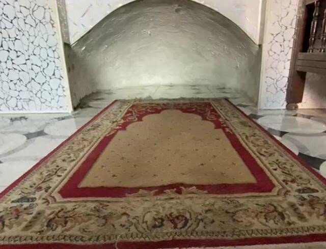 مسجد کا محراب زمین میں دھنس رہا ہے